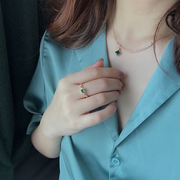 Lucy Williams Square Green Pearl Bar Gold Necklace - Picture 6 of 6